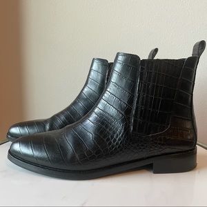 Vince Camuto Flat Croc Embossed Pull On Boots Black Size 8